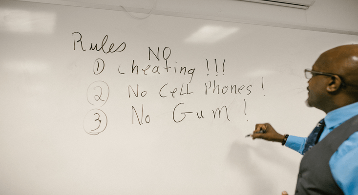 guru menjelaskan peraturan - peraturan kelas